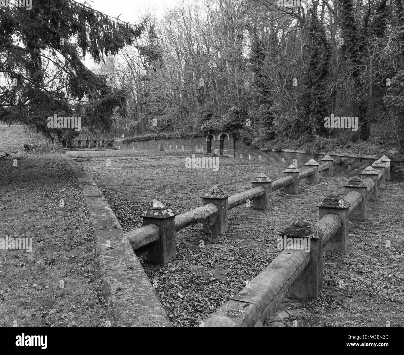 Tubazioni di alimentazione al di sopra del serbatoio del Vittoriano chiusa a Ravensthorpe Northamptonshire, Regno Unito, inverno 2019 Foto Stock