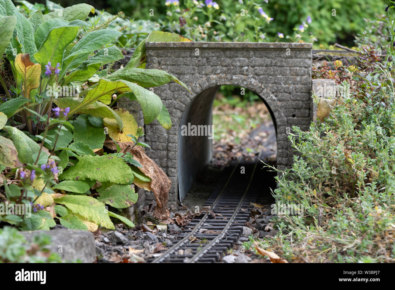 Modellino ferroviario nel giardino in Burbage, Wiltshire, Regno Unito Foto Stock
