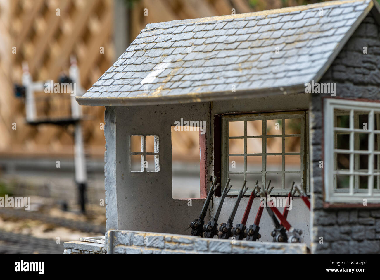 La casella Segnale, parte di un modello di giardino in ferrovia Burbage, Wiltshire, Regno Unito Foto Stock
