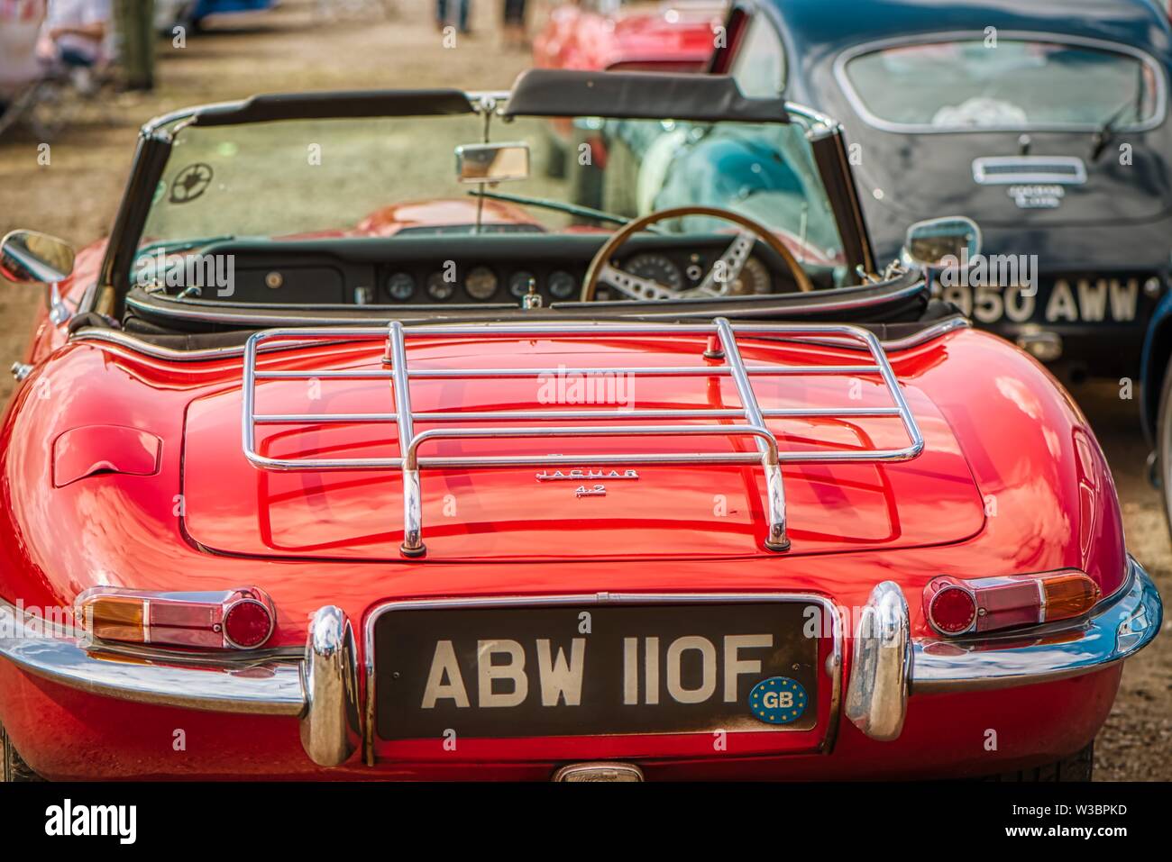 Rosso e nero Jaguar E-tipi a Autofest, Winchester Auto fienile, Sutton Scotney, Hampshire, Regno Unito Foto Stock