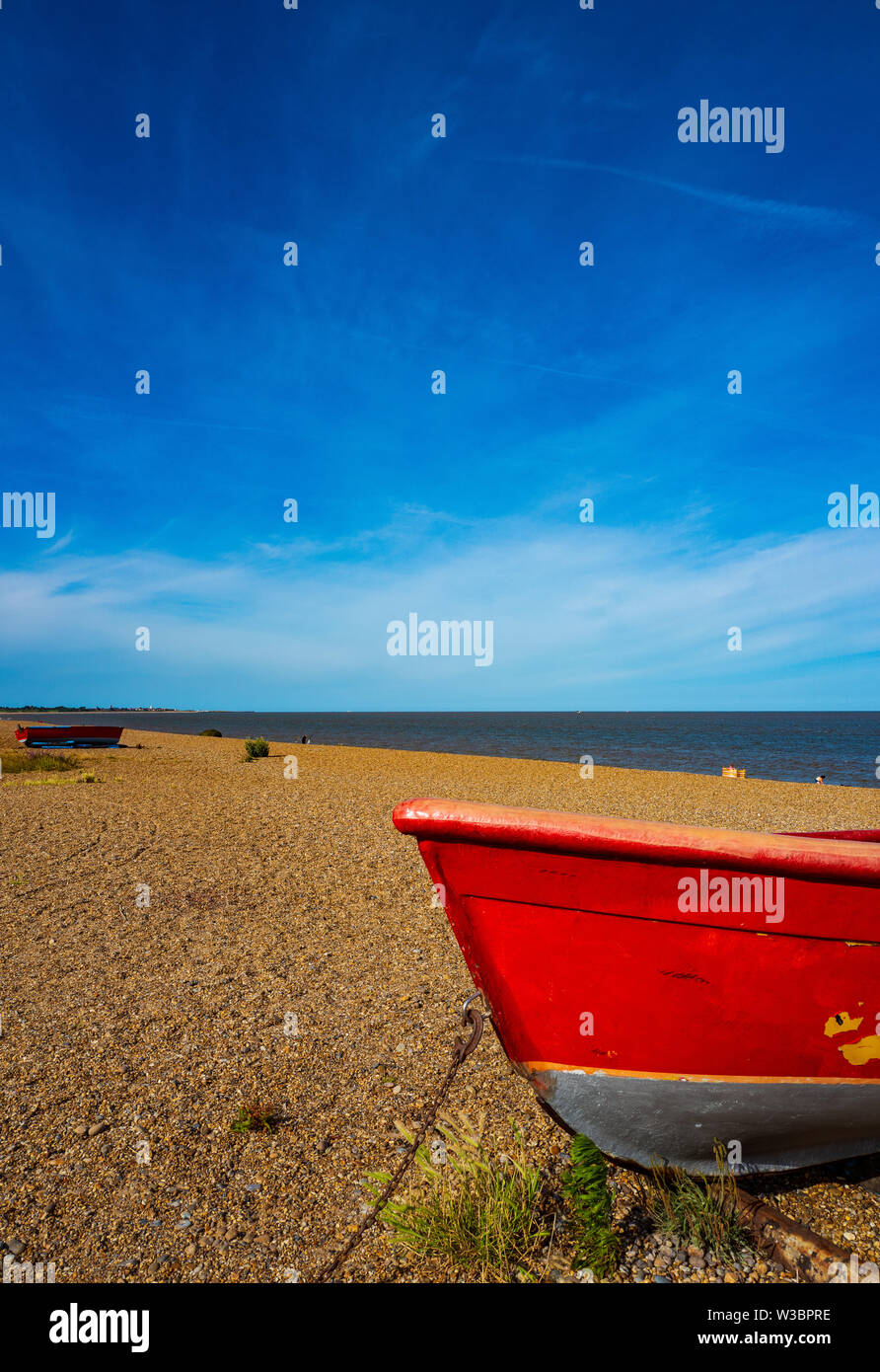 Spiaggiata red boat, Dunwich beach, mattinata estiva Foto Stock