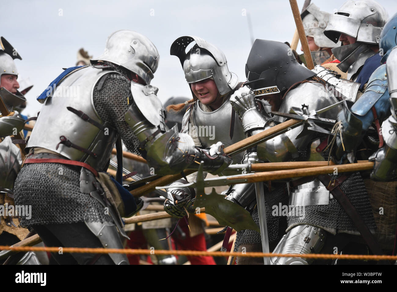 Re medievale-renactors stadio sono promulgazione della battaglia di Tewkesbury durante il Tewkesbury Festival medievale a Tewkesbury Battlefield nel Gloucestershire. Foto Stock