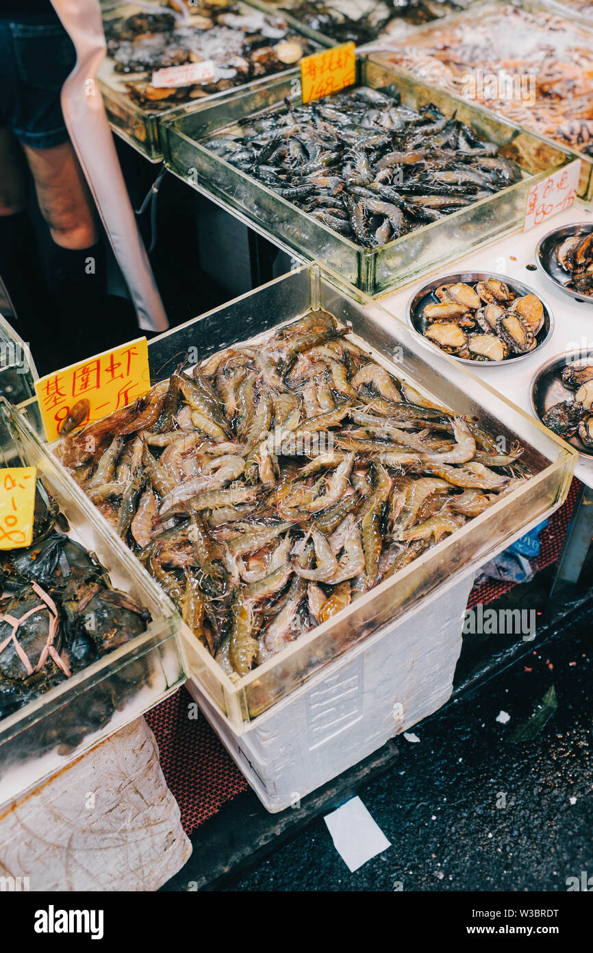 Gamberetti freschi in vendita a Hong Kong il mercato bagnato. Foto Stock