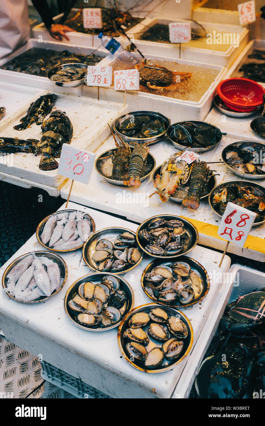 Abalone in vendita nel mercato di frutti di mare di Hong Kong. Foto Stock