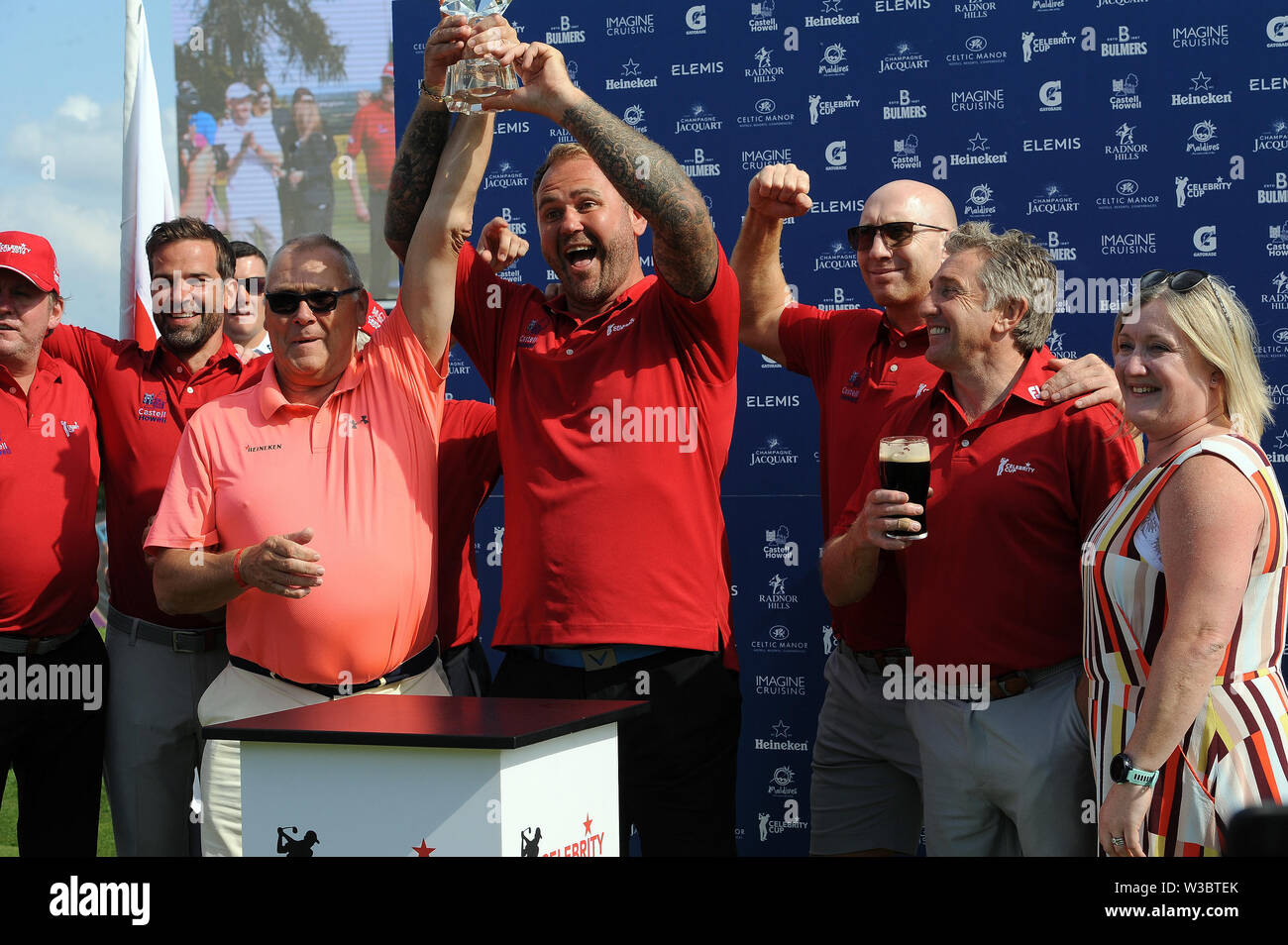 Newport, Wales, Regno Unito. Il 14 luglio 2019. Vittorioso membri del Galles squadra di Scott Quinell, Tom Shanklin e Jonathan Davies celebrare con il trofeo durante la Bulmers Celebrity Cup al Celtic Manor di Newport domenica 14 luglio 2019 (Pic: Jeff Thomas | MI News) Credito: MI News & Sport /Alamy Live News Foto Stock