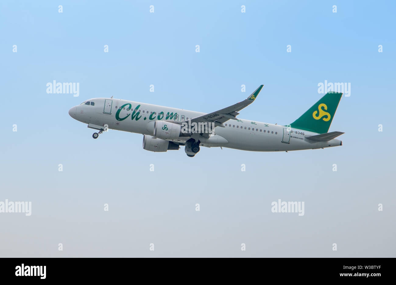 BANGKOK, Thailandia, Giu 03 2019, la molla Airlines aereo vola nel cielo blu. Il piano cinese decolla e pull-nel telaio. Foto Stock