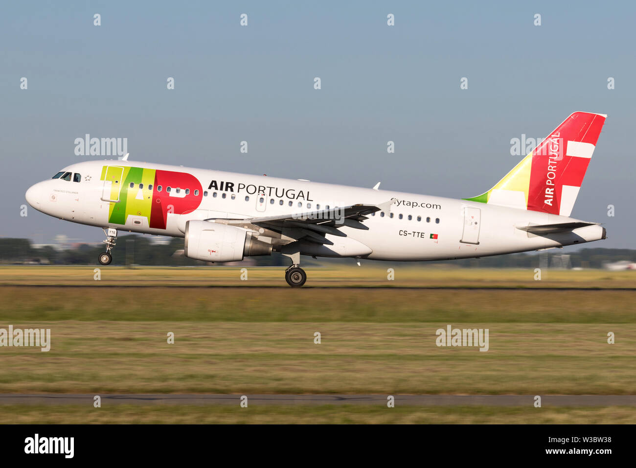 TAP Air Portugal Airbus A319-100 con registrazione CS-TTE tenendo fuori pista 36L (Polderbaan) dell'aeroporto di Amsterdam Schiphol. Foto Stock