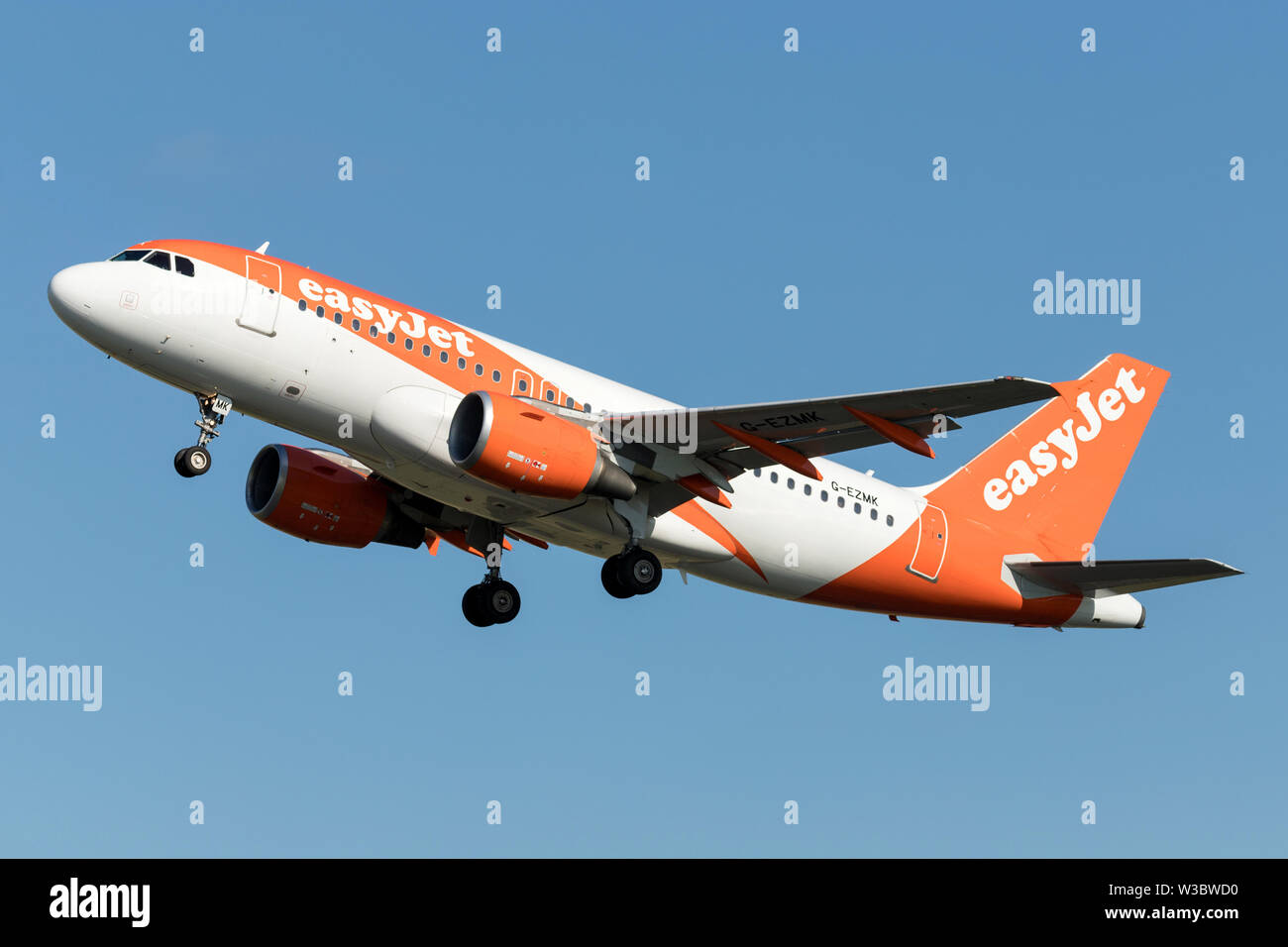 British easyJet Airbus A319-100 con registrazione G-EZMK appena airborne all'Aeroporto di Amsterdam Schiphol. Foto Stock