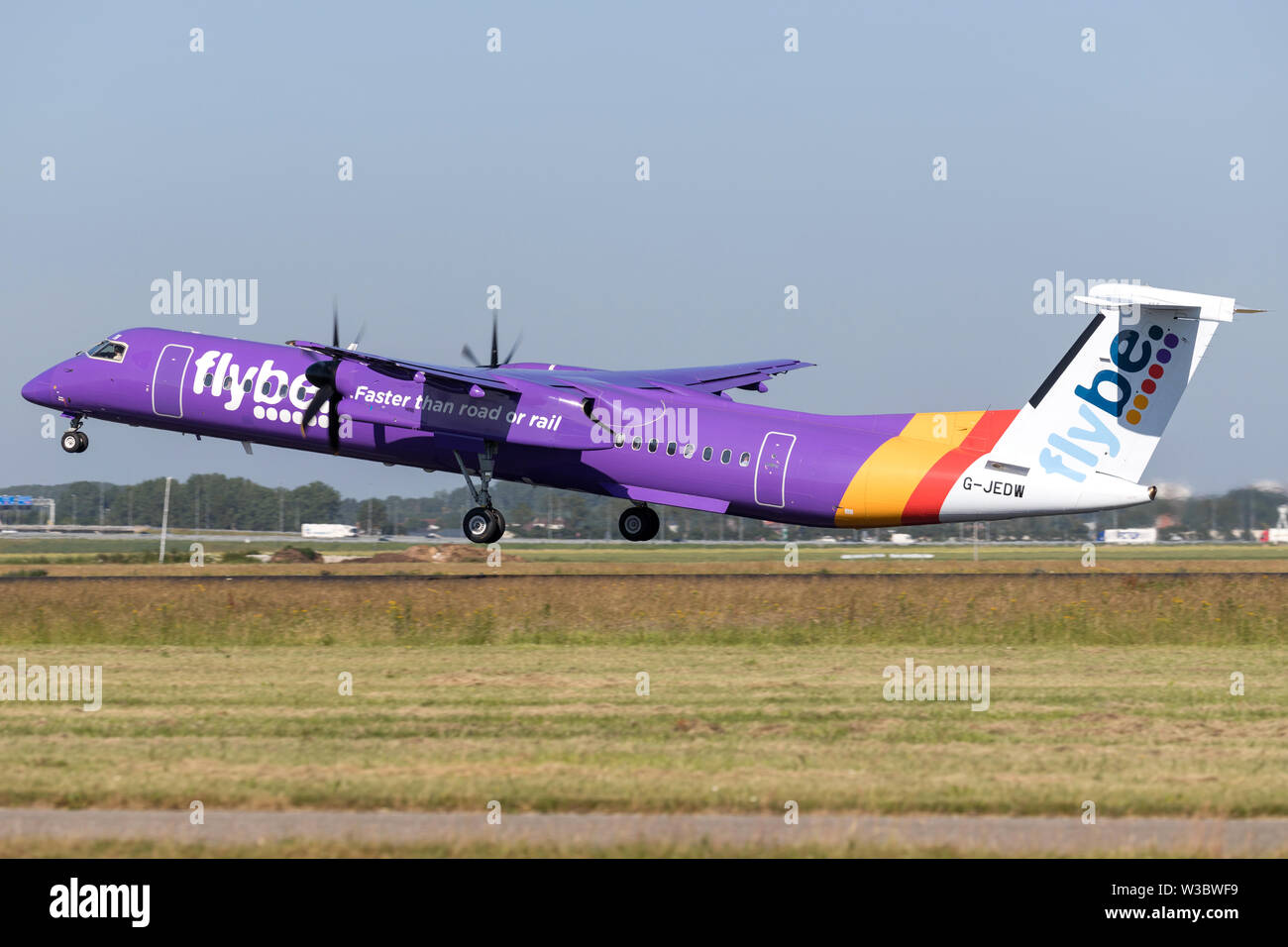 British flybe Bombardier DHC-8-400 Dash 8 con registrazione G-JEDW tenendo fuori pista 36L (Polderbaan) dell'aeroporto di Amsterdam Schiphol. Foto Stock