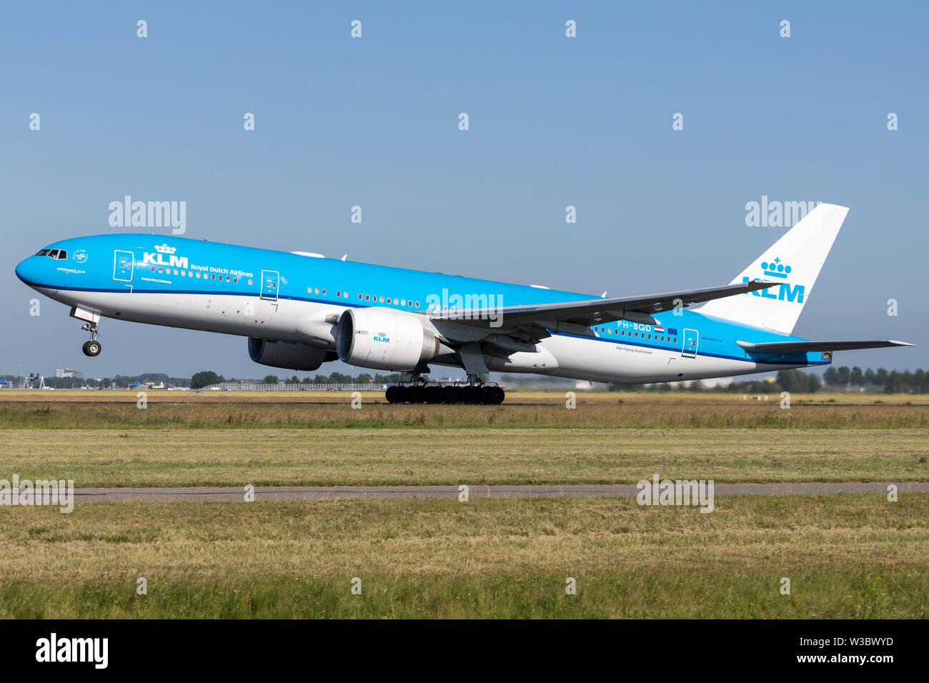 KLM olandese Boeing 777-200 con registrazione PH-BQD tenendo fuori pista 36L (Polderbaan) dell'aeroporto di Amsterdam Schiphol. Foto Stock