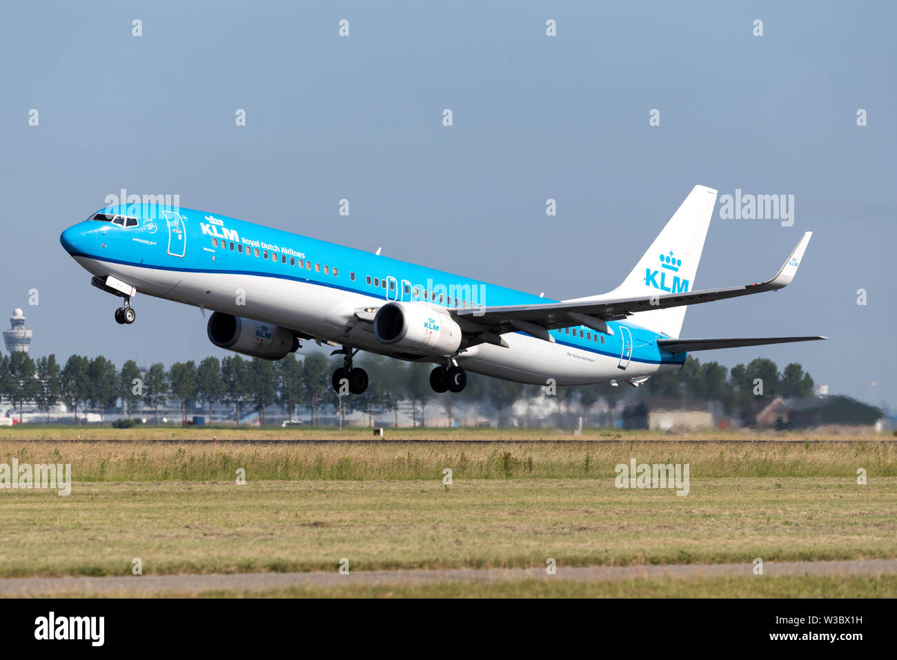 KLM olandese Boeing 737-900 con registrazione PH-BXP tenendo fuori pista 36L (Polderbaan) dell'aeroporto di Amsterdam Schiphol. Foto Stock