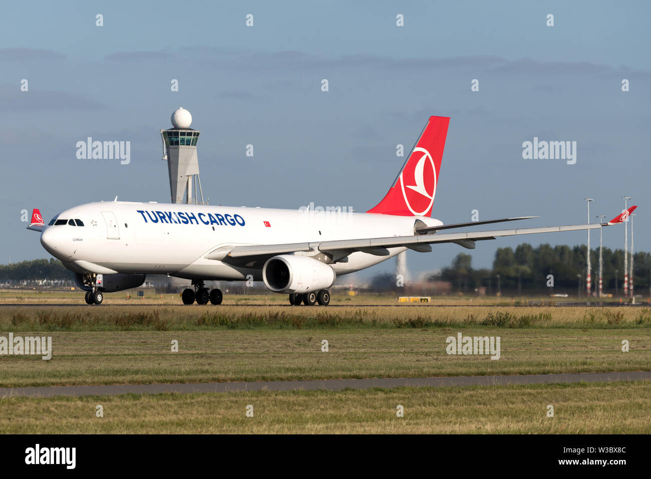 Turkish Cargo Airbus A330-200F con registrazione TC-JOV in decollo rotolare sulla pista 36L (Polderbaan) dell'aeroporto di Amsterdam Schiphol. Foto Stock