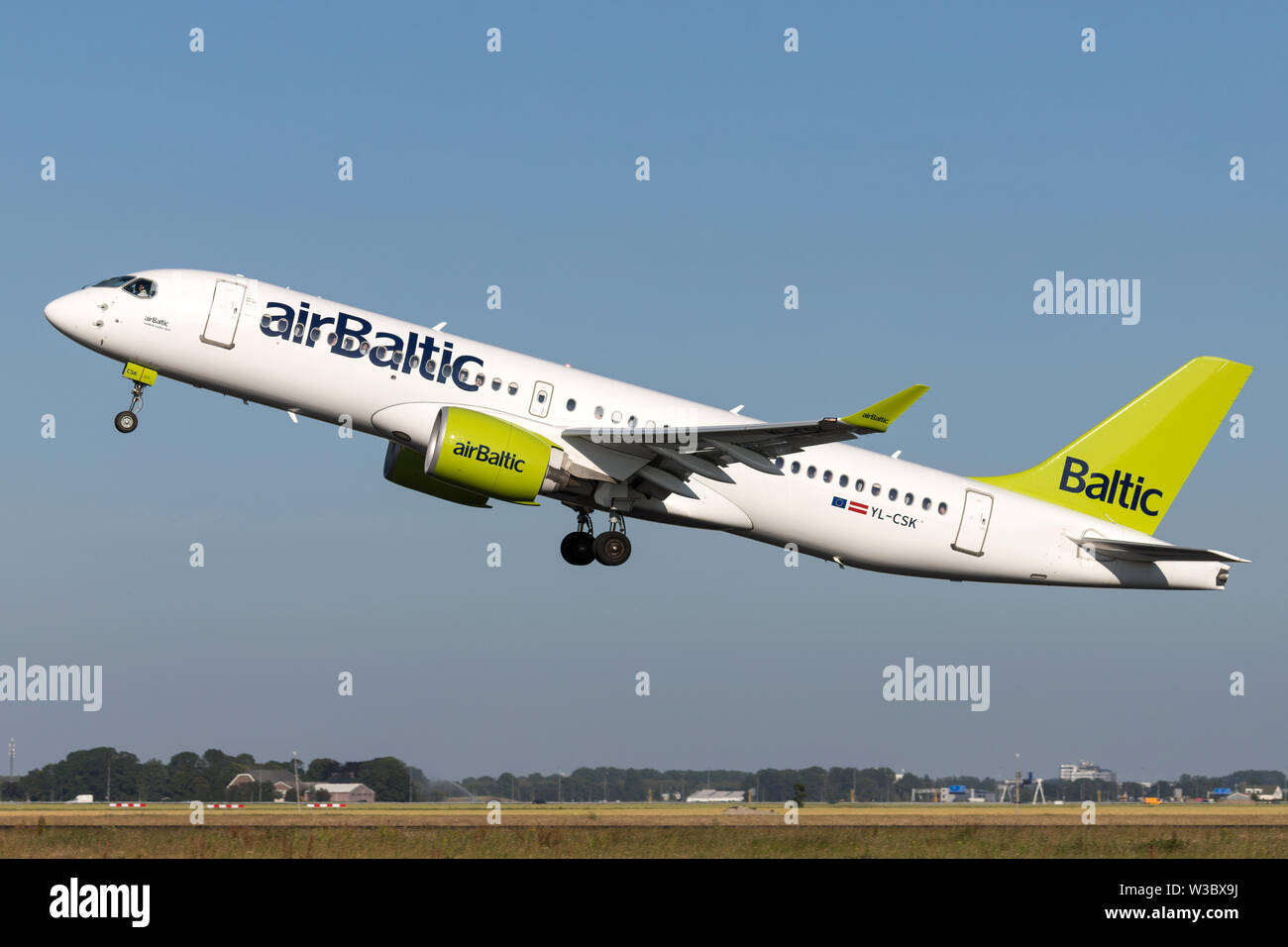 Il lettone airBaltic Airbus A220-300 con registrazione YL-CSK tenendo fuori pista 36L (Polderbaan) dell'aeroporto di Amsterdam Schiphol. Foto Stock