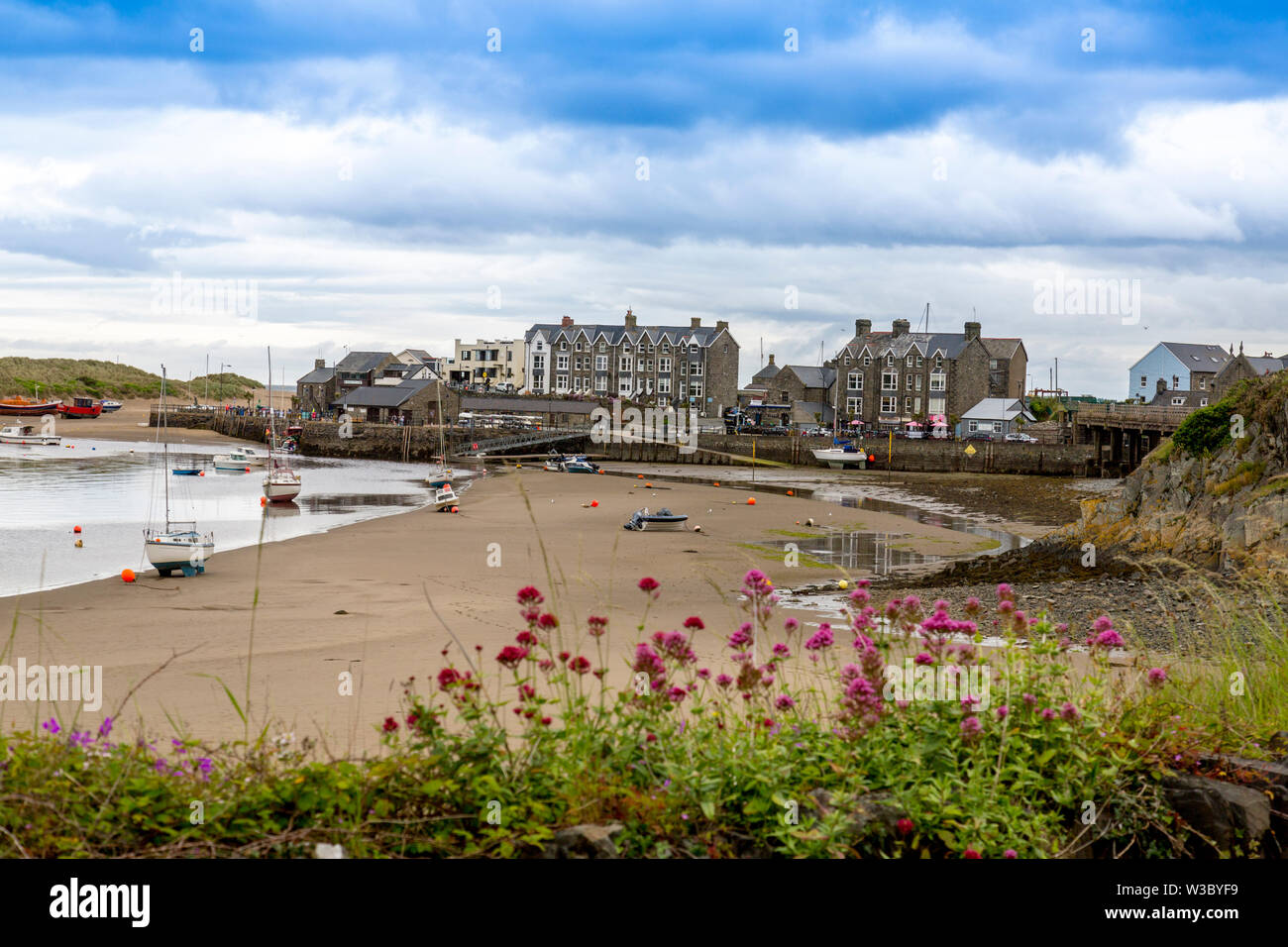 Il porto in acque basse in Barmouth, Gwynedd, Wales, Regno Unito Foto Stock