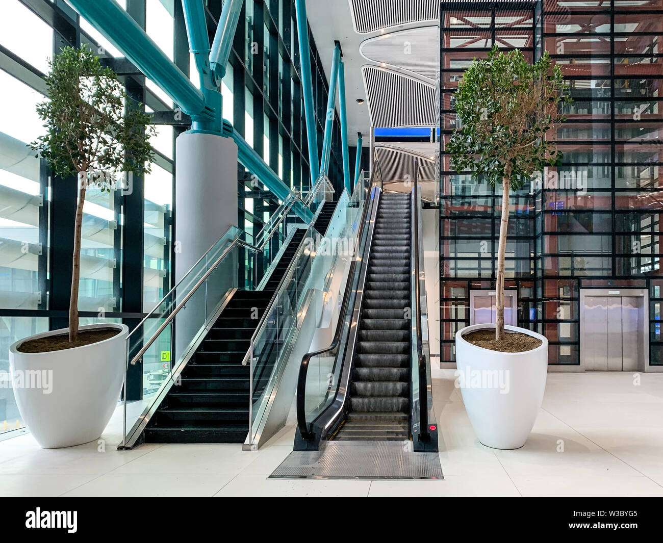 Il design degli interni del nuovo aeroporto (IST) che appena aperto e sostituisce l'Aeroporto Internazionale Ataturk. Istanbul/ Turchia - Aprile 2019. Foto Stock