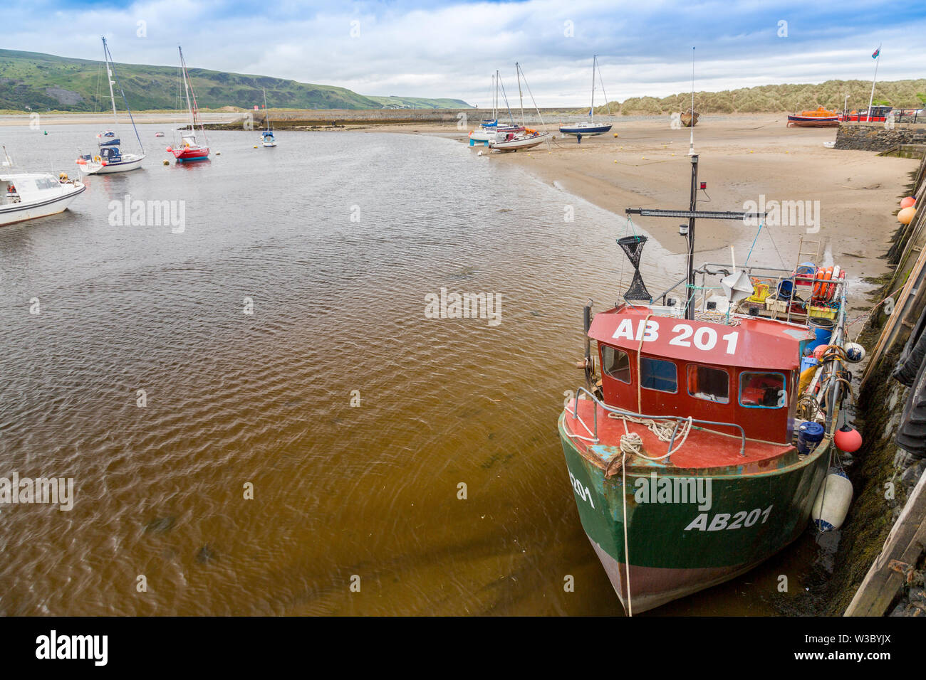 Il porto in acque basse in Barmouth, Gwynedd, Wales, Regno Unito Foto Stock