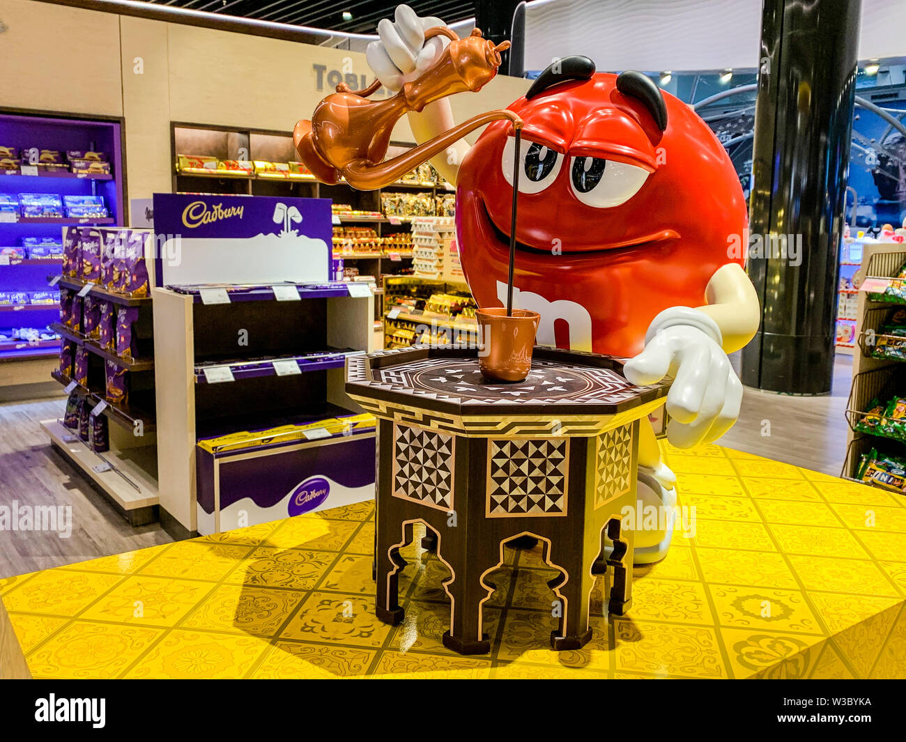 M&M mascotte figura versando il caffè turco in una tazza alta. Adattamento della caramella pubblicità della società Mars per diversi paesi e regioni. Istanbul, Tu Foto Stock