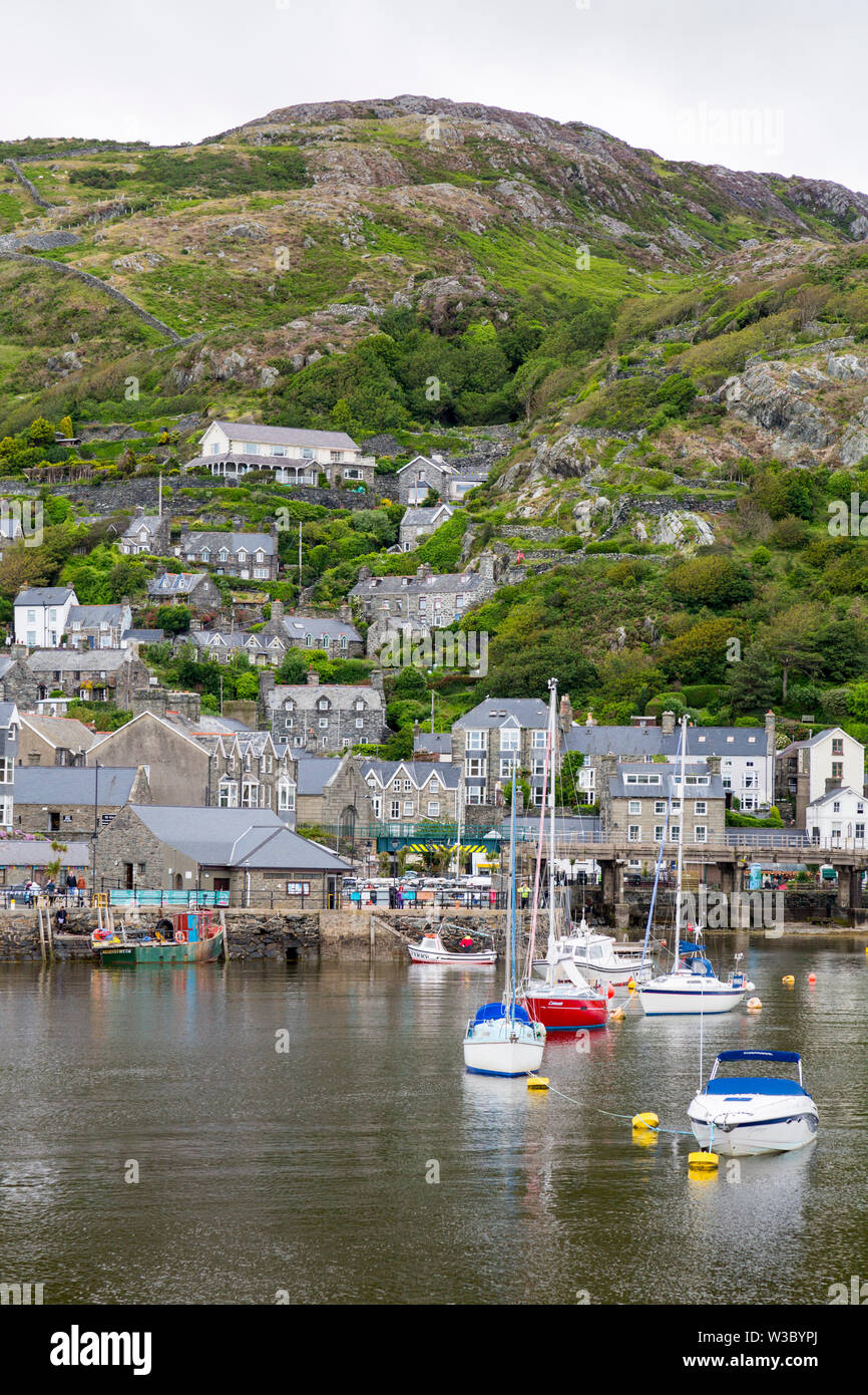 Le case in pietra salire la ripida collina dietro il porto in Barmouth, Gwynedd, Wales, Regno Unito Foto Stock