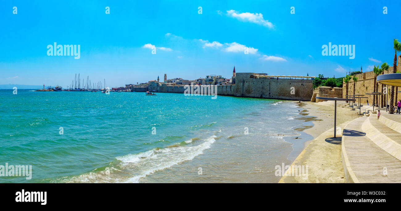 Acre, Israele - Luglio 08, 2019: vista panoramica della spiaggia di cavalli, mura sul mare e il porto di pesca, con la gente del posto e i turisti, nella città vecchia di Acri Foto Stock