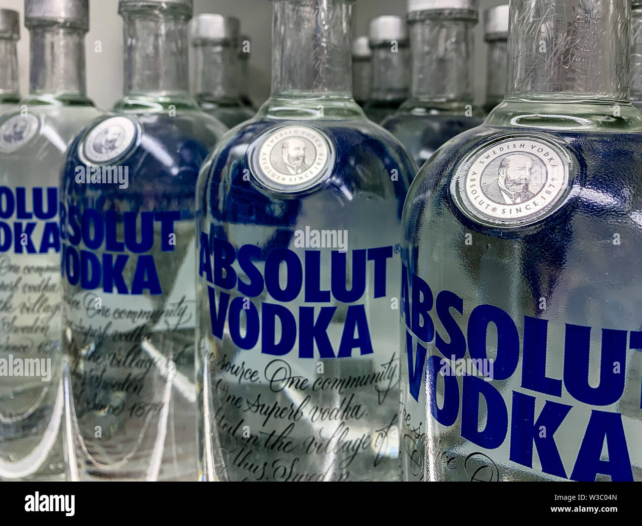 La vodka bottiglie su uno scaffale di un negozio. Absolut Vodka è una famosa marca di vodka, prodotte nei pressi di Uta, nel sud della Svezia, di proprietà del gruppo francese perno Foto Stock