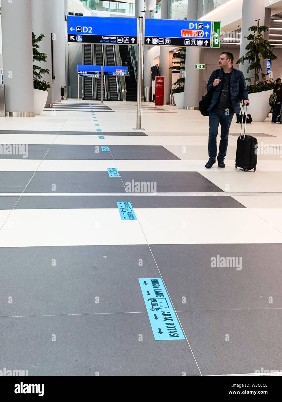 Buggy Lane con un simbolo sul pavimento in inglese e in lingua turca. Percorso per passeggini, solo per il trasporto di persone come servizio gratuito di un buon aeroporto. Ho Foto Stock