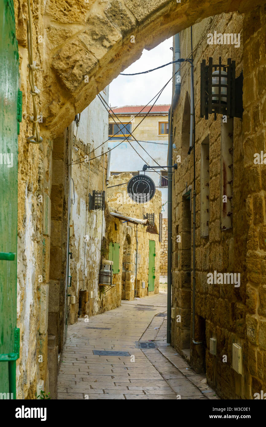 Acre, Israele - Luglio 08, 2019: la vista di un vicolo nella vecchia città di Acri (Akko), Israele Foto Stock