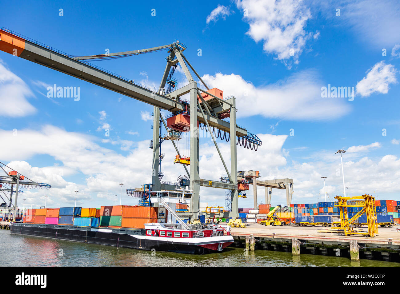 Nave Container e logistica. Spedizioni cargo il caricamento tramite gru. Trasporto di acqua, esportazione e importazione delle imprese. International porto commerciale di Rotterd Foto Stock