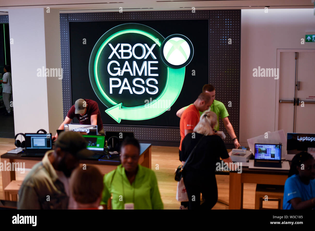 Londra, Regno Unito. Il 14 luglio 2019. Una presentazione del gioco XBox Pass presso il nuovo Microsoft store a Oxford Circus, la società del primo fisico del negozio al dettaglio nel Regno Unito. Credito: Stephen Chung / Alamy Live News Foto Stock