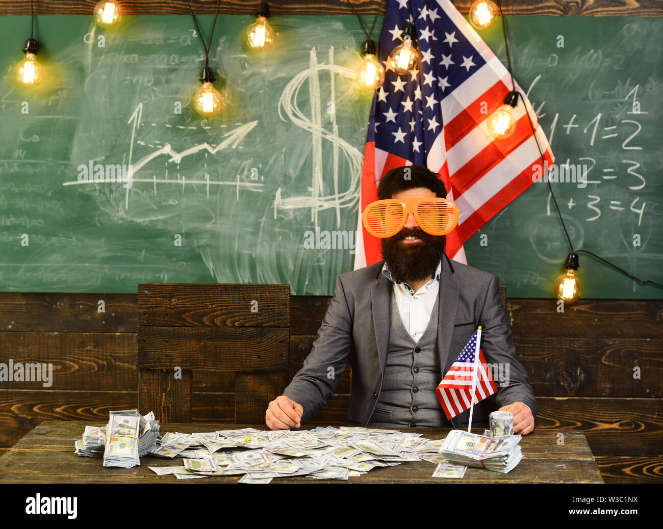 Economia e finanza. Il patriottismo e la libertà. American riforma dell'istruzione nella scuola nel luglio 4. Pianificazione del reddito di aumento della dotazione di bilancio politica. Uomo Barbuto wit Foto Stock