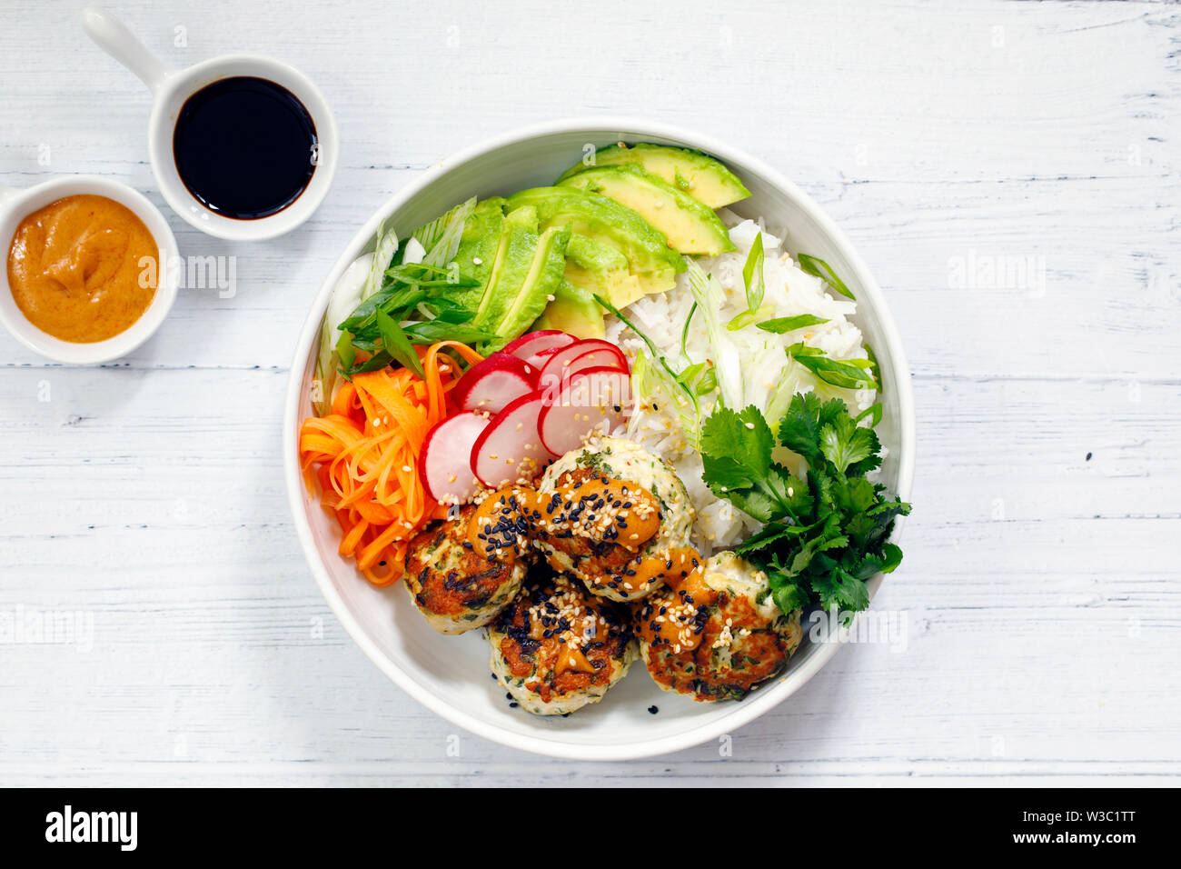 La Turchia tritare la carne con sfere di decapare le carote, i ravanelli, avocado e riso Foto Stock