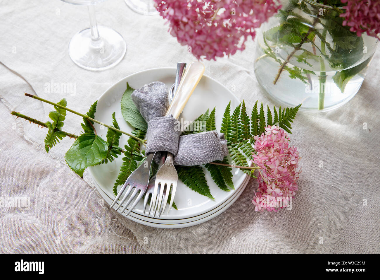 Impostazione tabella con i fiori delle ortensie Foto Stock