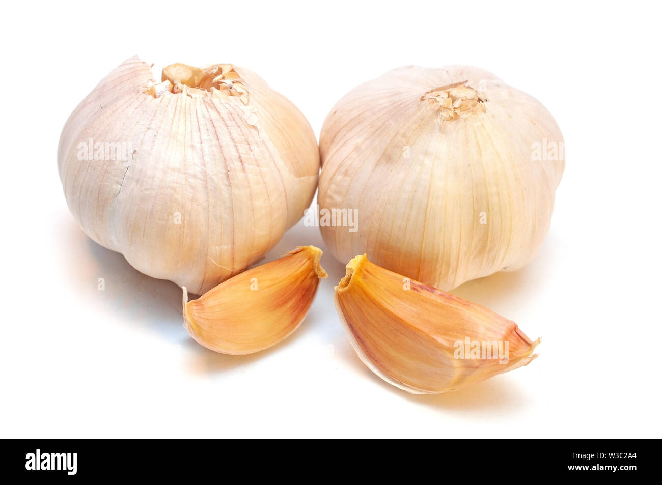 Aglio intero con fette isolato su bianco Foto Stock