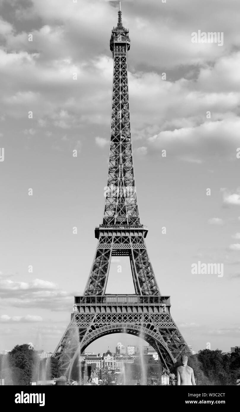 La Torre Eiffel a Parigi con il bianco delle nuvole nel cielo e una in bianco e nero effetto antico eccellente come una cartolina o poster verticale Foto Stock