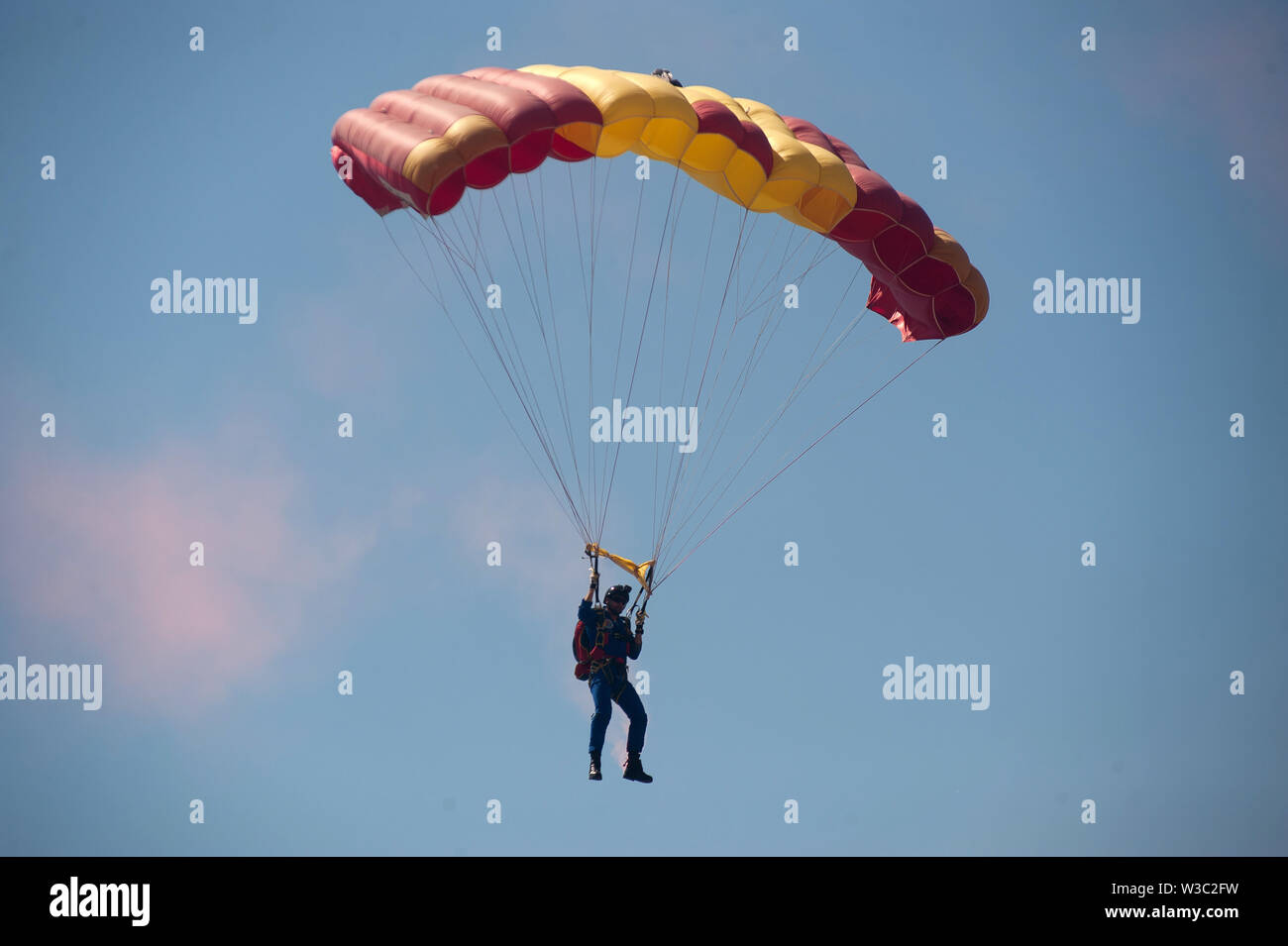 Un paracadutista spagnolo esegue in aria durante il Festival.Il 2019 International Torre del Mar Festival Airshow è ospitato su 12,13 e 14 del luglio di quest'anno, che attrae oltre 300.000 spettatori. I membri di diverse pattuglie per eseguire con le mostre e le acrobazie durante il festival. Foto Stock