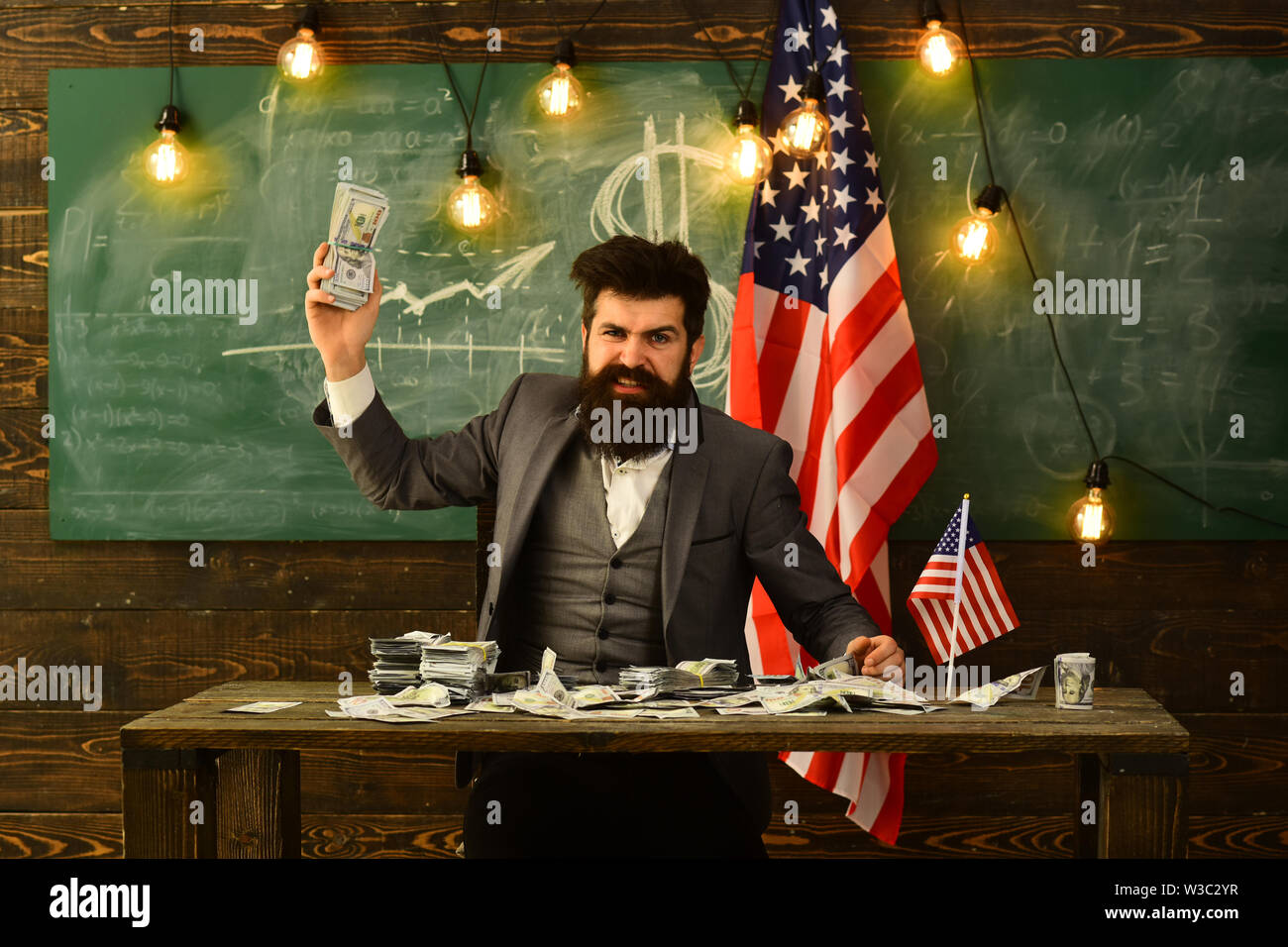 Giorno di Indipendenza degli Stati Uniti d'America. il giorno di indipendenza degli Stati Uniti d'America con uomo barbuto e il dollaro americano denaro Foto Stock