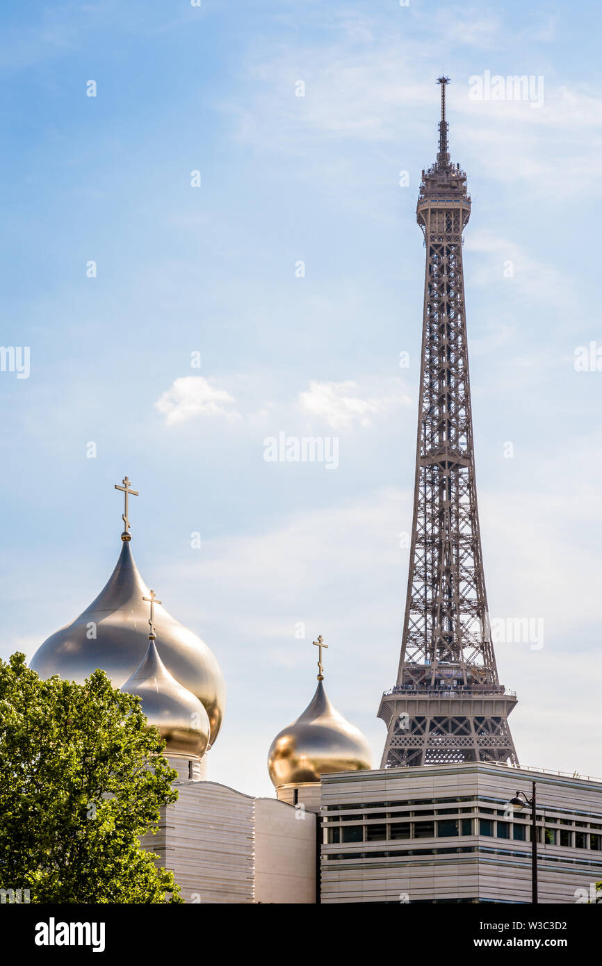 La Cattedrale della Trinità è una cattedrale ortodossa, sormontato da cinque golden cupole a cipolla, costruito nel 2016 non lontano dalla Torre Eiffel a Parigi, Francia. Foto Stock
