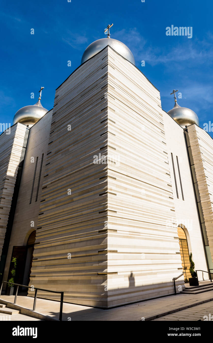 La Cattedrale della Trinità è una moderna cattedrale ortodossa, sormontato da cinque golden cupole a cipolla con ortodossi croci, aperto nel 2016 a Parigi, Francia. Foto Stock