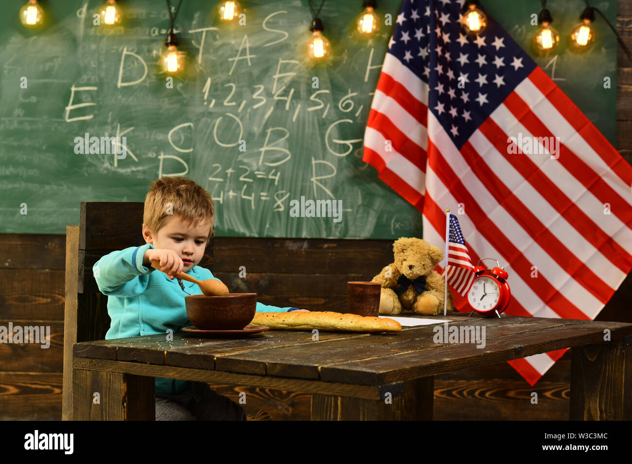 America e usa concetto. america con il suo simbolo bandiera su inpendence giorno a scuola con il piccolo bambino Foto Stock