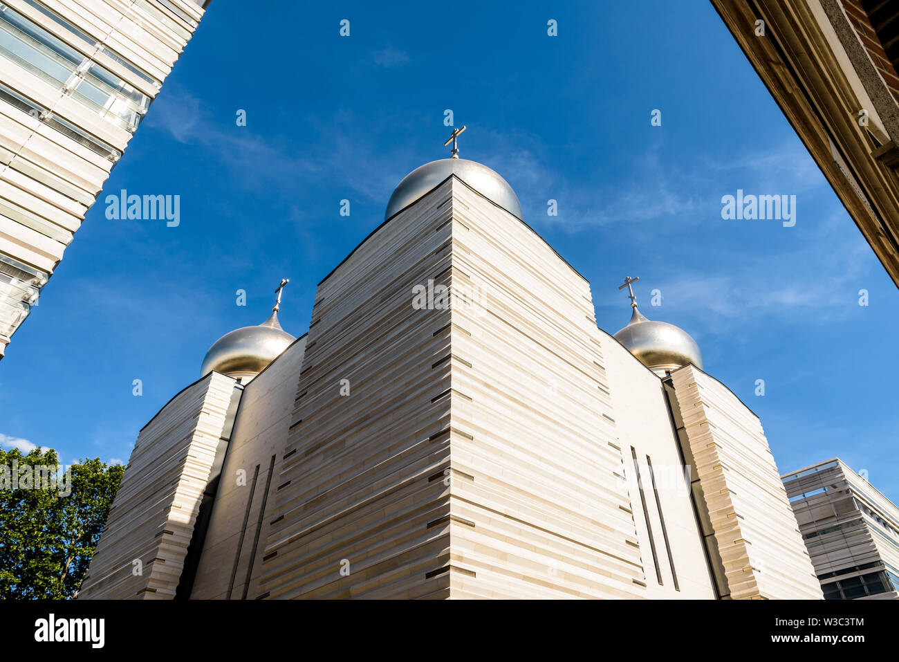 La Cattedrale della Trinità è una moderna cattedrale ortodossa, sormontato da cinque golden cupole a cipolla con ortodossi croci, aperto nel 2016 a Parigi, Francia. Foto Stock