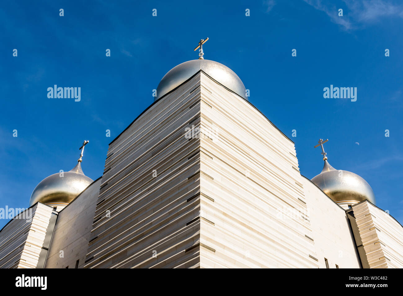 La Cattedrale della Trinità è una moderna cattedrale ortodossa, sormontato da cinque golden cupole a cipolla con ortodossi croci, aperto nel 2016 a Parigi, Francia. Foto Stock