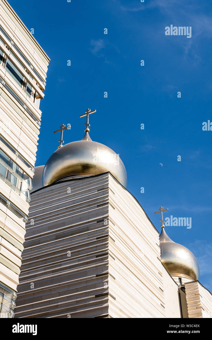 La Cattedrale della Trinità è una moderna cattedrale ortodossa, sormontato da cinque golden cupole a cipolla con ortodossi croci, aperto nel 2016 a Parigi, Francia. Foto Stock