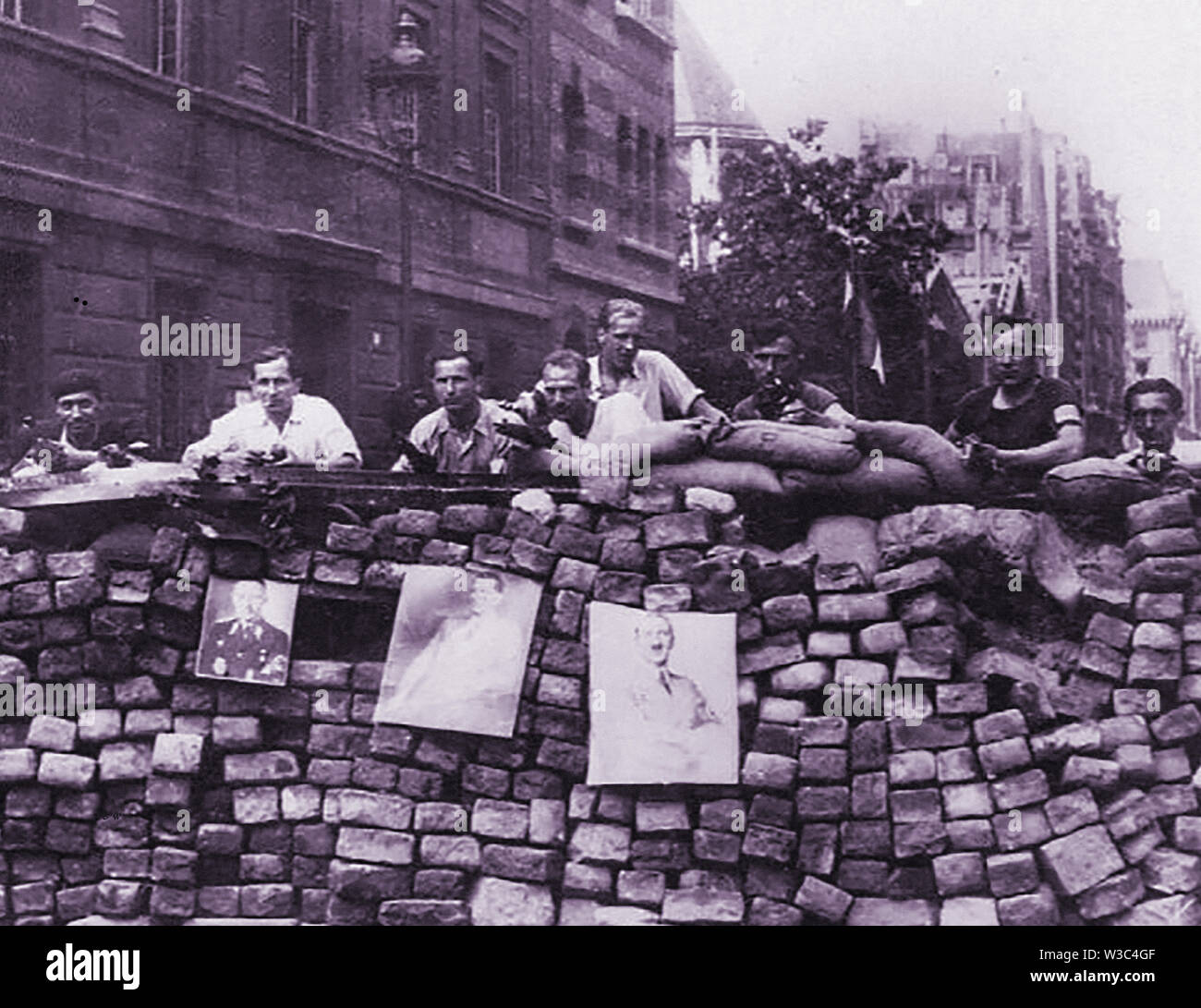 WWII stampato vecchia fotografia di membri della resistenza francese manning una barricata di Parigi. Foto Stock