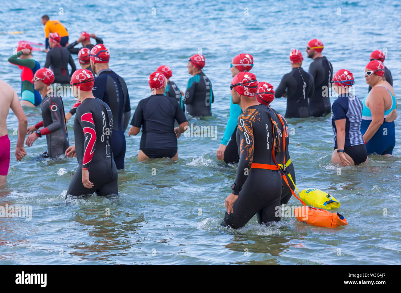 Bournemouth Dorset UK. Il 14 luglio 2019. Pier a Pier nuotata dove nuotatori coraggioso il canale inglese nuoto da Bournemouth a Boscombe piloni in 1.4 miglio acqua aperta sfida, raccolta di fondi per la BHF, British Heart Foundation. Credito: Carolyn Jenkins/Alamy Live News Foto Stock