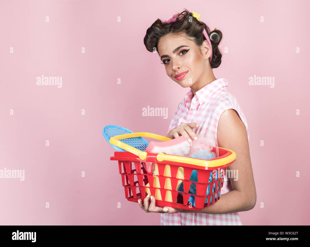 Shopping online app. happy girl godersi lo shopping online. retrò donna  andare a fare shopping con carrello completo, copia spazio. vintage donna  casalinga pronto a pagare in Foto stock - Alamy