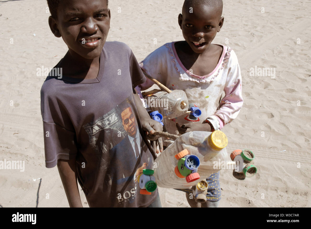 Due giovani ragazzi con giocattoli fatti a mano in bottiglie e top vecchi,  Mwandi, Zambia, Africa Foto stock - Alamy