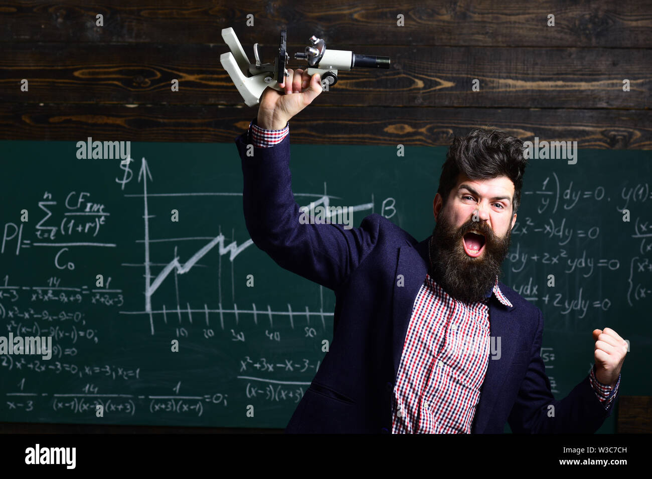 Ritratto di insegnante femminile utilizzando la moderna tecnologia portatile nella sua classe. Sorridendo gli studenti adulti durante la pausa in aula interni. Insegnante è seduto Foto Stock