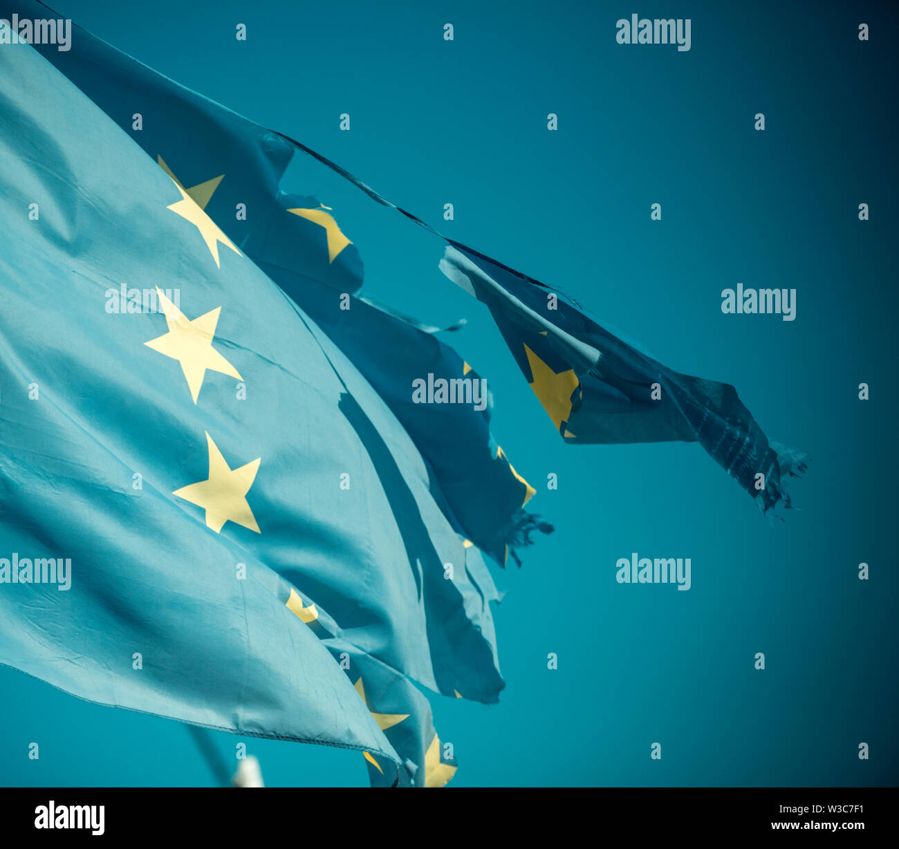 Flag è strappato a lato, simbolo di problemi, decadenza, disintegrazione, decomposizione, ripartizione. Unione europea dodici stelle bandiera strappata e con nodi in Foto Stock