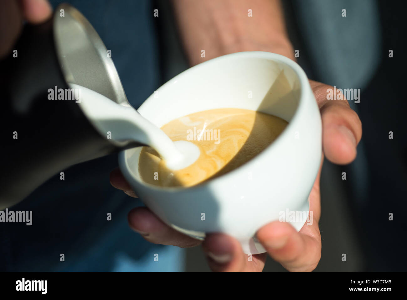 Mattinata perfetta con caffè. americano espresso o cappuccino, versare il  latte. barista versare il latte nella bevanda caffè. Trascorrere molto  tempo a casa. Rilassatevi nel bar o Foto stock - Alamy