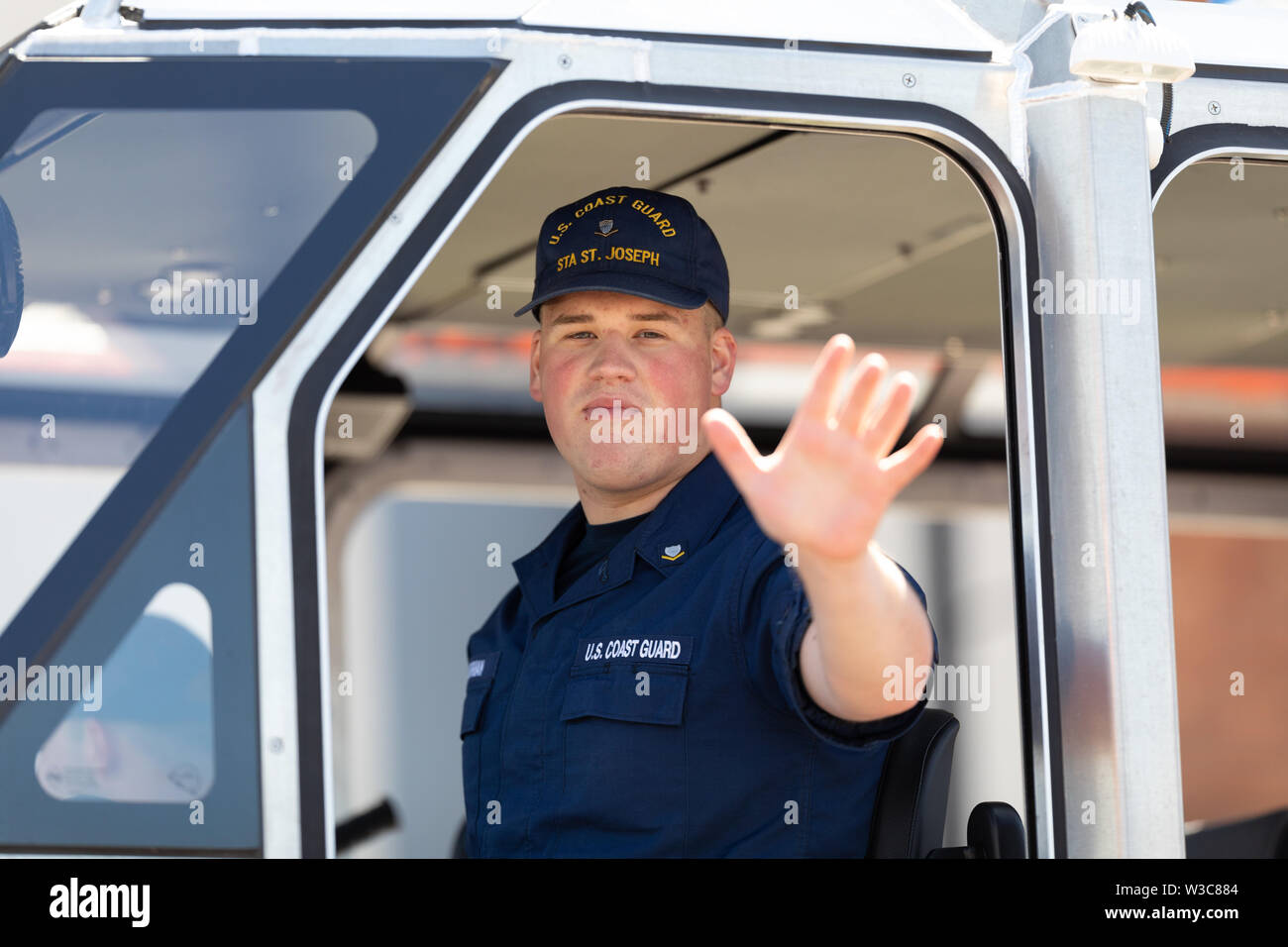 Benton Harbor, Michigan, Stati Uniti d'America - 4 Maggio 2019: Blossomtime festival floreale di Grand Parade, membro dell'U.S. Coast Guard di equitazione in una barca durante il parad Foto Stock