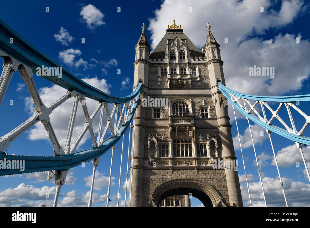 Torri di pietra del Tower Bridge attraverso il Tamigi a Londra con il blu e il bianco di travi di sospensione Foto Stock